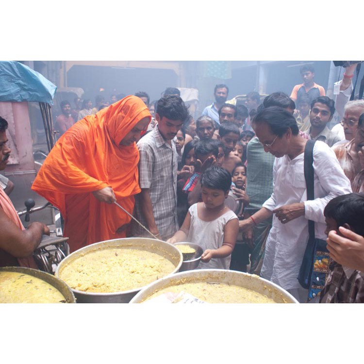 Distrubuting food, Nabadwip (India)